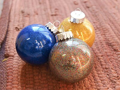 diy-no-mess-glitter-ornaments