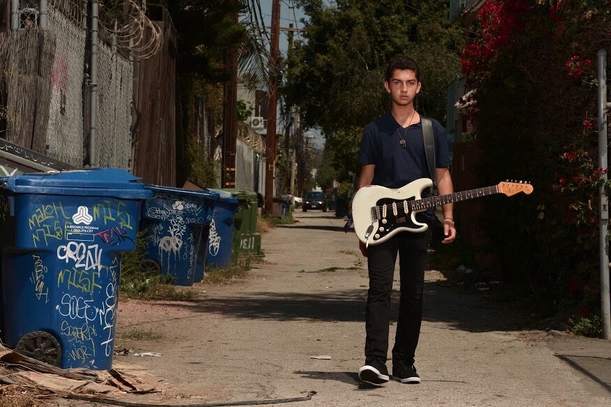 GUITARS%2C+TRASH+AND+DEATH+STARES%3A+Ray+Goren+walks+through+alleys%2C++looking+deeply+into+the+camera+for+a+photo+shoot.+Instead+of+a+deep+and+artsy+feel%2C+the+shoot+mirrors+his+music+in+giving+a+boring%2C+creepy+feel.