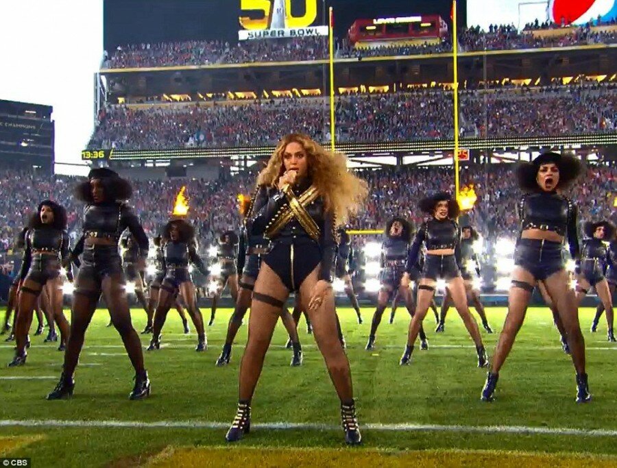 BEYONCE+TAKES+THE+TURF%3A+Beyonce+and+her+dancers+steal+the+show+on+Sunday+February+7%2C+2016+at+the+Super+Bowl+L+half+time+show+at+Levi+Stadium.+Although+many+can+argue+that+her+performance+was+not+appropriate+for+the+occasion%2C+everyone+can+agree+that+her+recreation+of+Michael+Jackson%27s+Super+Bowl+XXVII+outfit+was+spot+on.